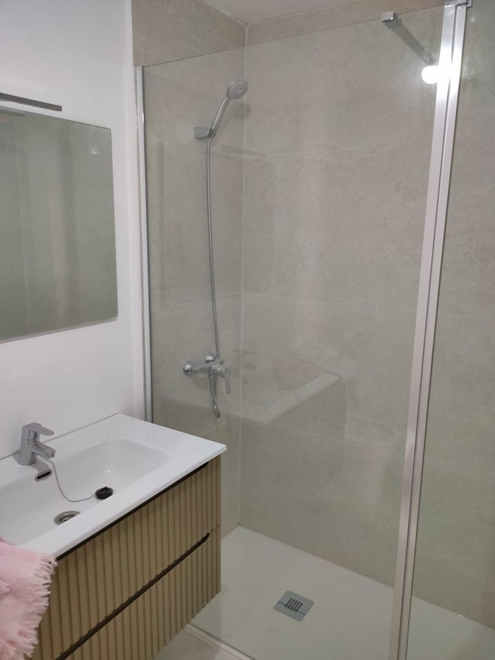 Baño reformado por Pedro Heredia con plato de ducha y mueble a medida