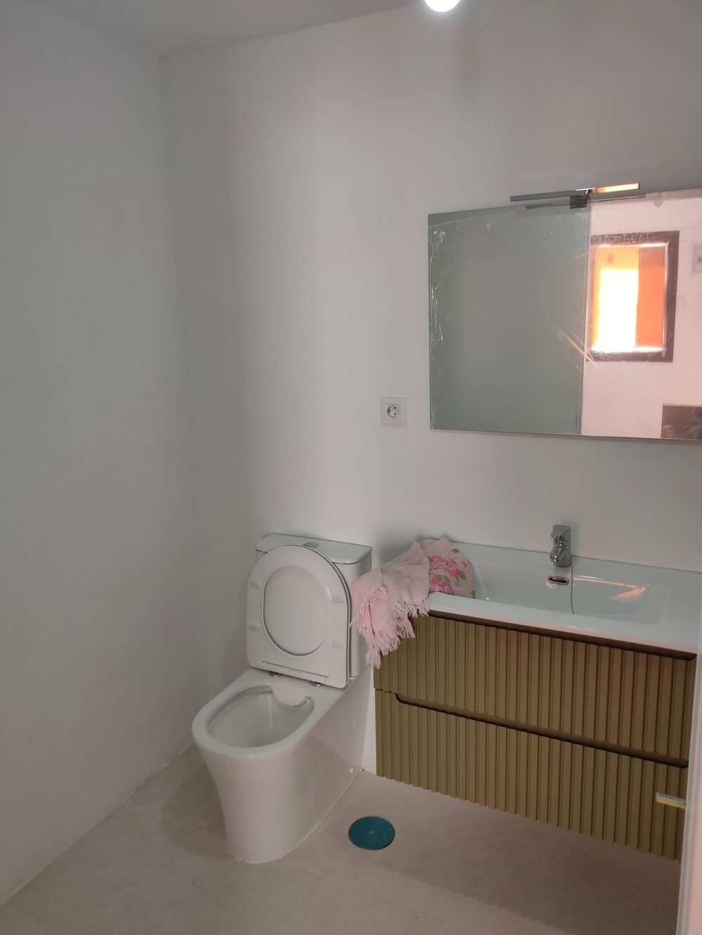 Baño reformado con mueble a medida y espejo