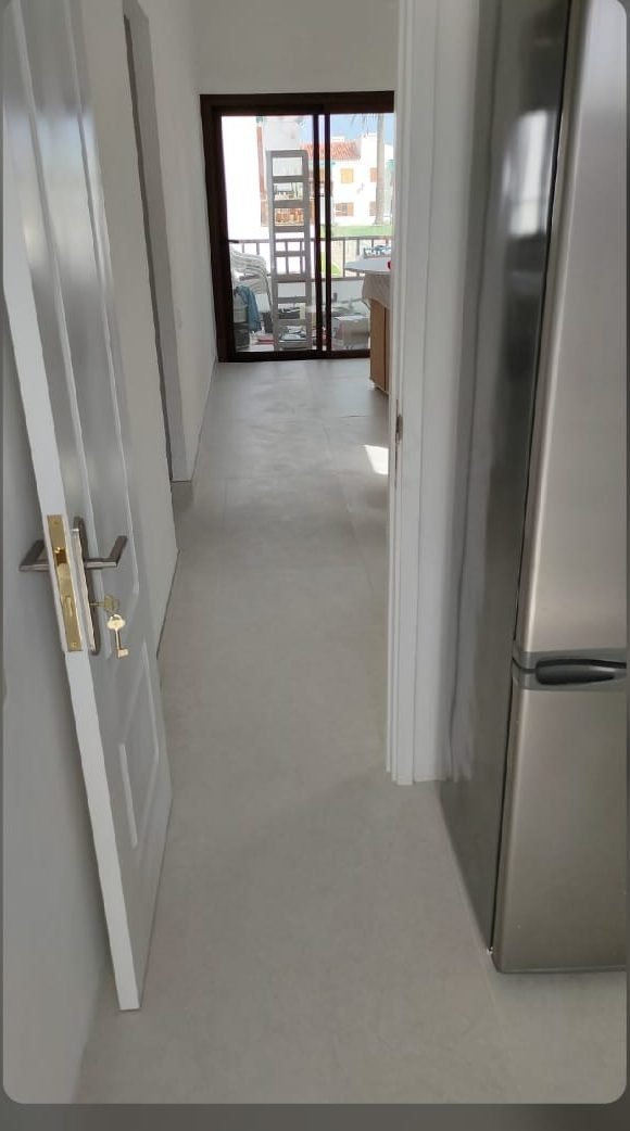 Pasillo con puertas nuevas y suelo reformado