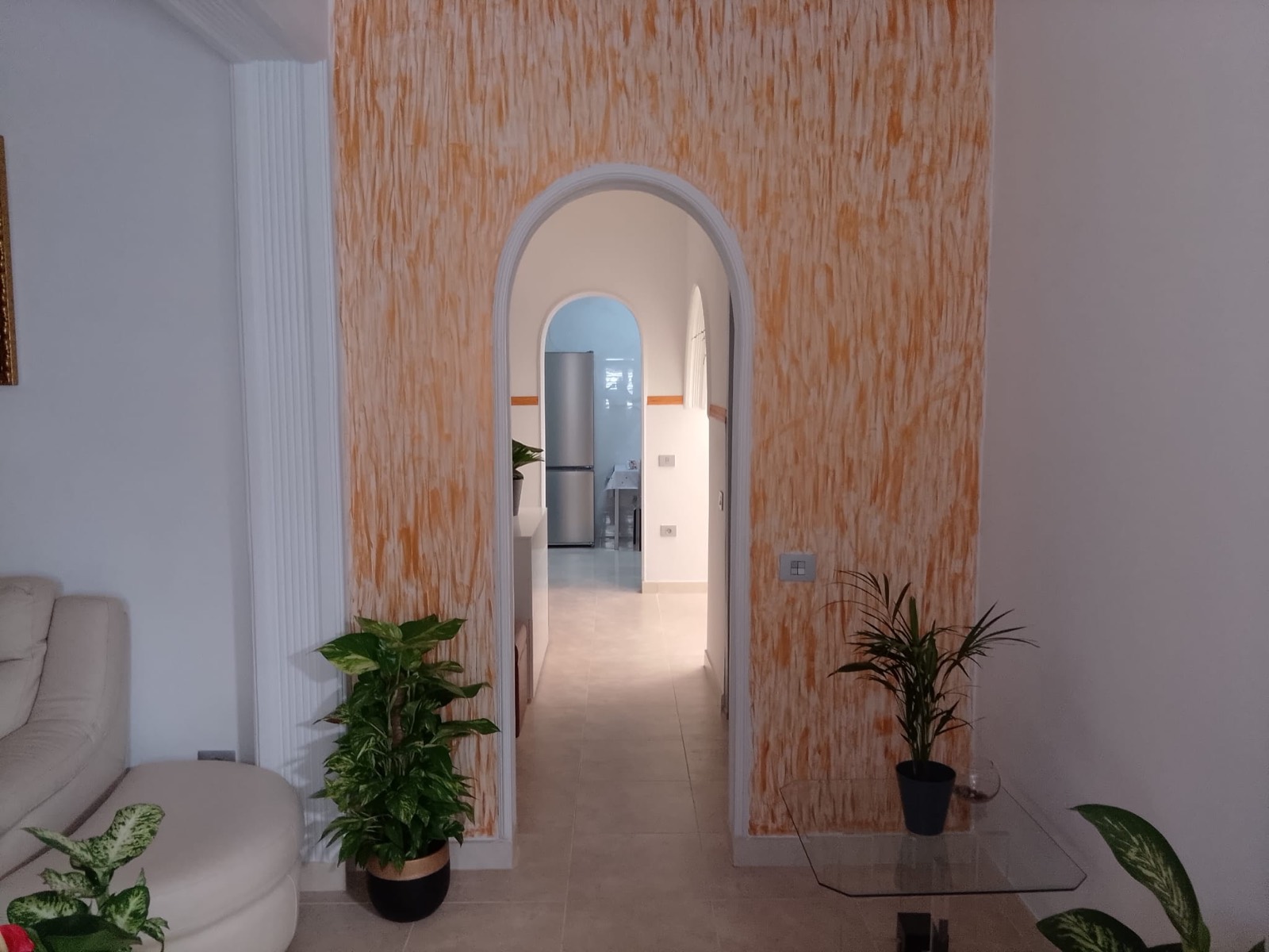 Recibidor con pintura decorativa y arco de medio punto
